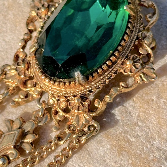 💚 Vintage Emerald Green Gold Tone Brooch - Picture 5 of 10